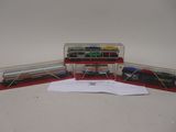 trois petits trains sont posés dans une boîte transparente sur une table