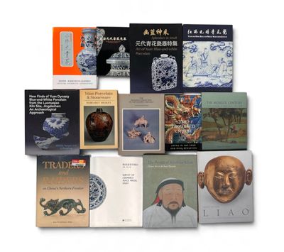 plusieurs livres sont empilés sur une surface blanche