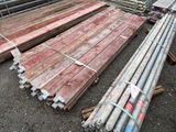 de nombreux types de planches de bois éparpillées par terre