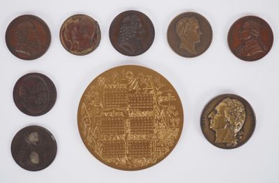 une image représentant une collection de pièces de monnaie comprenant un penny, un penny, un penny, un penny, un penny, un penny et un penny