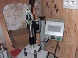 une machine posée sur une table dans une pièce