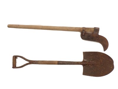 une paire de vieux outils de jardin rouillés sur fond blanc