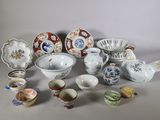 de nombreux types de plats et de bols en porcelaine sur la table