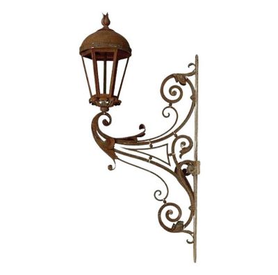 un gros plan d'un lampadaire sur fond blanc