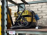 une machine qui est posée sur une étagère dans un entrepôt