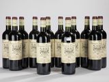 six bouteilles de vin sont alignées sur une table