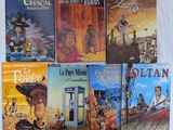 plusieurs livres pour enfants sont alignés sur une surface blanche