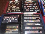 beaucoup de timbres rangés dans un classeur posé sur une table