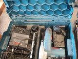 une mallette bleue avec des outils à l'intérieur sur le sol