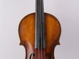 un vieux violon assis sur une surface blanche avec un fond blanc