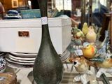 une étagère en verre sur laquelle est posé un vase, dans un magasin