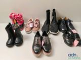 Plusieurs paires de chaussures pour femmes sont alignées sur une table