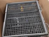 un panier en métal qui se trouve à l'intérieur d'une boîte en carton