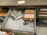 un tiroir rempli d'objets métalliques divers dans un magasin