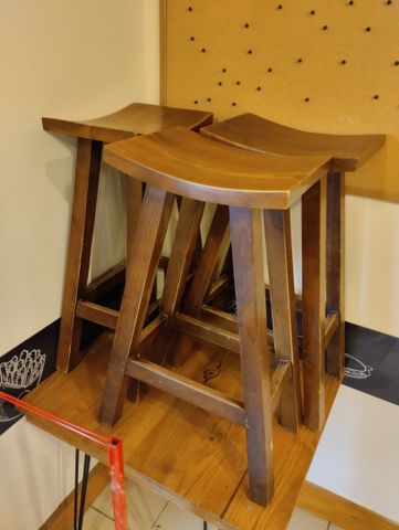 Trois tabourets de bar bois de style rustique 