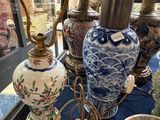 de nombreux vases et autres objets décoratifs sur la table