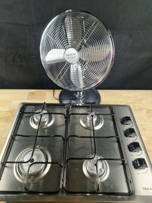 un ventilateur posé sur une cuisinière