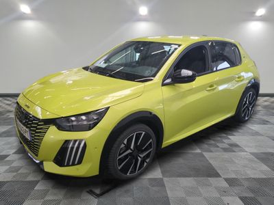 une voiture jaune est garée dans une pièce au sol en damier