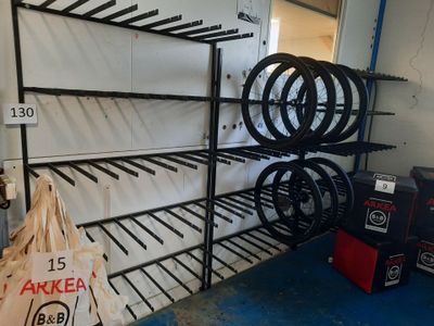 beaucoup de pneus sur les étagères du garage