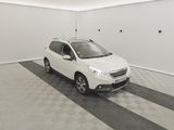 la photo d'une voiture blanche garée dans un garage