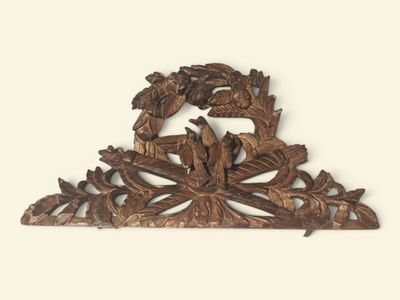 une décoration murale en bois ornée d'oiseaux et de feuilles