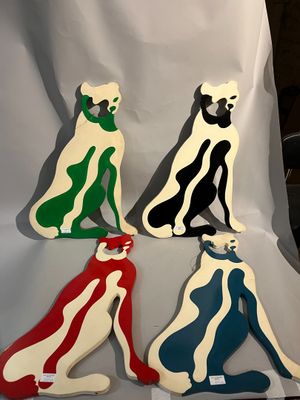 quatre chats de couleurs différentes assis sur un drap blanc, sur fond blanc