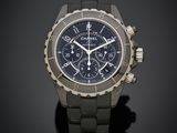 gros plan d'une montre-bracelet sur une surface noire