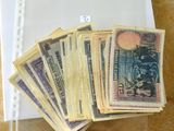 une liasse de billets posée sur une boîte blanche