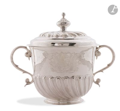 une image représentant une coupe en argent avec un couvercle, sur fond blanc