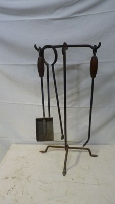 trois outils métalliques posés sur une table