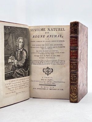 un livre sur lequel figure la photo d'un homme assis sur une chaise