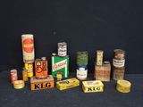 les nombreuses boîtes de toutes sortes qui se trouvent sur la table