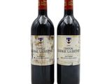 deux bouteilles de vin posées l'une à côté de l'autre sur une surface blanche