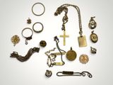 un assortiment de bijoux comprenant une croix, un collier, une bague, un bracelet et un collier