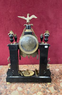 une horloge posée sur une table en marbre