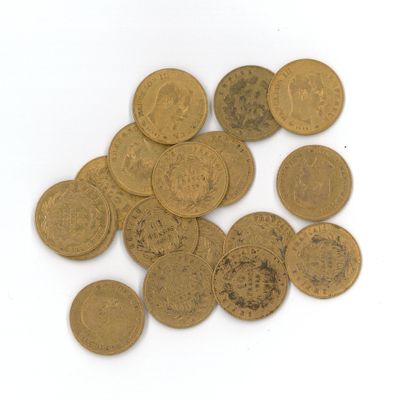 quelques vieilles pièces de monnaie sont éparpillées sur une surface blanche