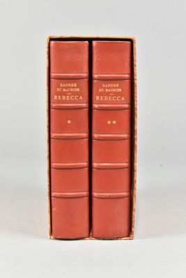 deux livres rouges posés l'un sur l'autre