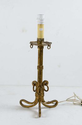 Pied de lampe en bronze doré, piétement simulant un ruban at…