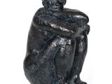 sculpture noire représentant un homme assis à genoux, les mains posées sur les genoux