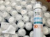 une boîte en carton remplie de bouteilles d'eau et d'oranges