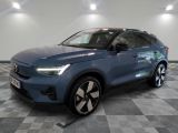 un SUV Volvo bleu garé sur un sol à damier dans un showroom