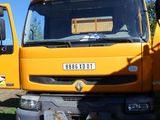 un camion jaune garé dans l'herbe