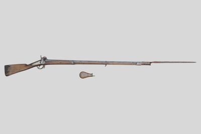 un vieux fusil avec un canon en bois et une bouche en bois