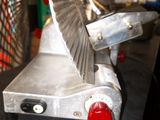 une machine posée sur un comptoir