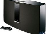 Système audio Bose avec télécommande, photographié devant un fond blanc