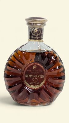 La bouteille de Rémy Martin XO est posée sur la table.