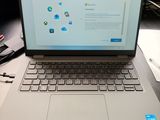 un ordinateur portable posé sur un bureau dans une pièce