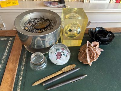 une table sur laquelle se trouvent un bol, une cuillère et d'autres objets