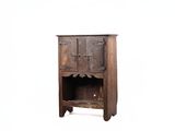 une vieille armoire en bois avec une porte et une étagère