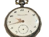 gros plan d'une montre de poche sur fond blanc